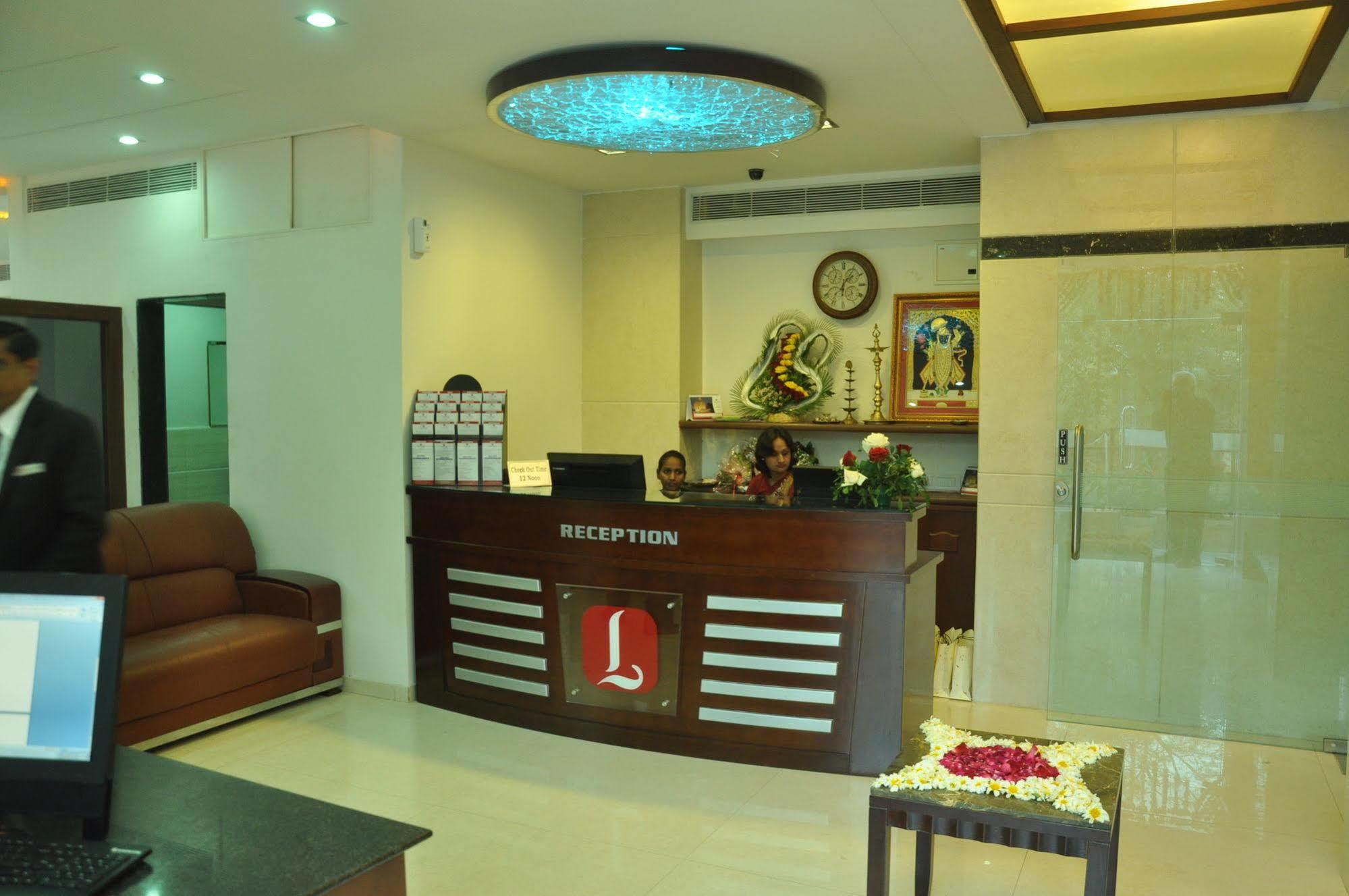 Treebo Trend Hotel Parker Ахмедабад Экстерьер фото