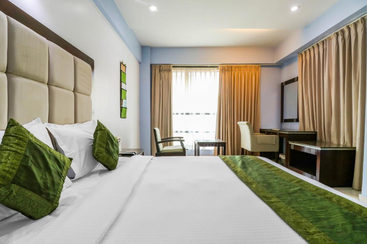 Treebo Trend Hotel Parker Ахмедабад Экстерьер фото